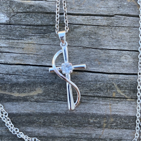 Cross necklace sterling silver plated with center CZ stone - Picture 4 of 7